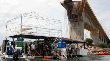 JK ESTREITO MA 29.12.2024 PONTE JK / DESABAMENTO/ TOCANTINS / MARANHÃO POLÍTICA - Mergulhadores da Marinha do Brasil trabalham no Rio Tocantins em busca das vítimas do desabamento da ponte Juscelino Kubitschek de Oliveira, localizada na BR-226 que separa o estado do Tocantins (TO) do Maranhão (MA). O acidente ocorreu na tarde do último domingo (22), deixando mortos, feridos e pessoas desaparecidas. A ponte servia de travessia entre as cidades de Aguiarnópolis (TO) e Estreito (MA) para atender o corredor Belém-Brasília desde a década de 1960, quando foi inaugurada. FOTO: WILTON JUNIOR/ESTADÃO. Foto: WILTON JUNIOR